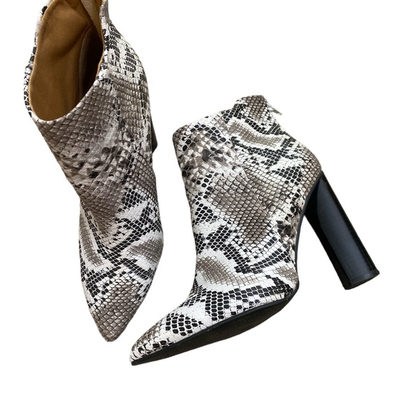Snake print Pointed toe Ankle booties - Picture 4 of 5
